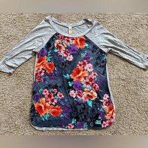 🎀3/$25🎀 LARA Gray Raglan Sleeve Floral Blouse size small